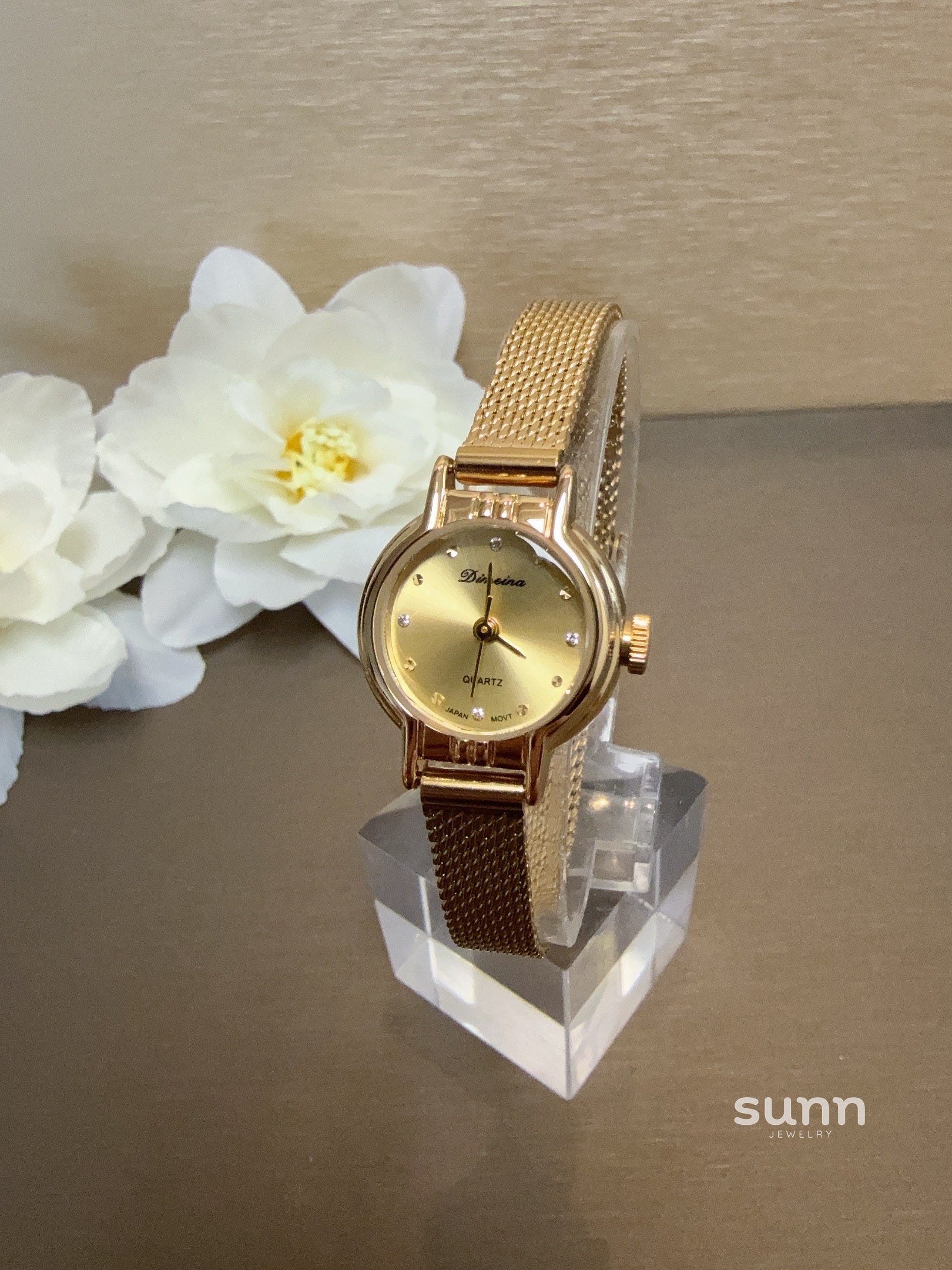 Magdalena Retro Round Watch [K7NOMWEB]