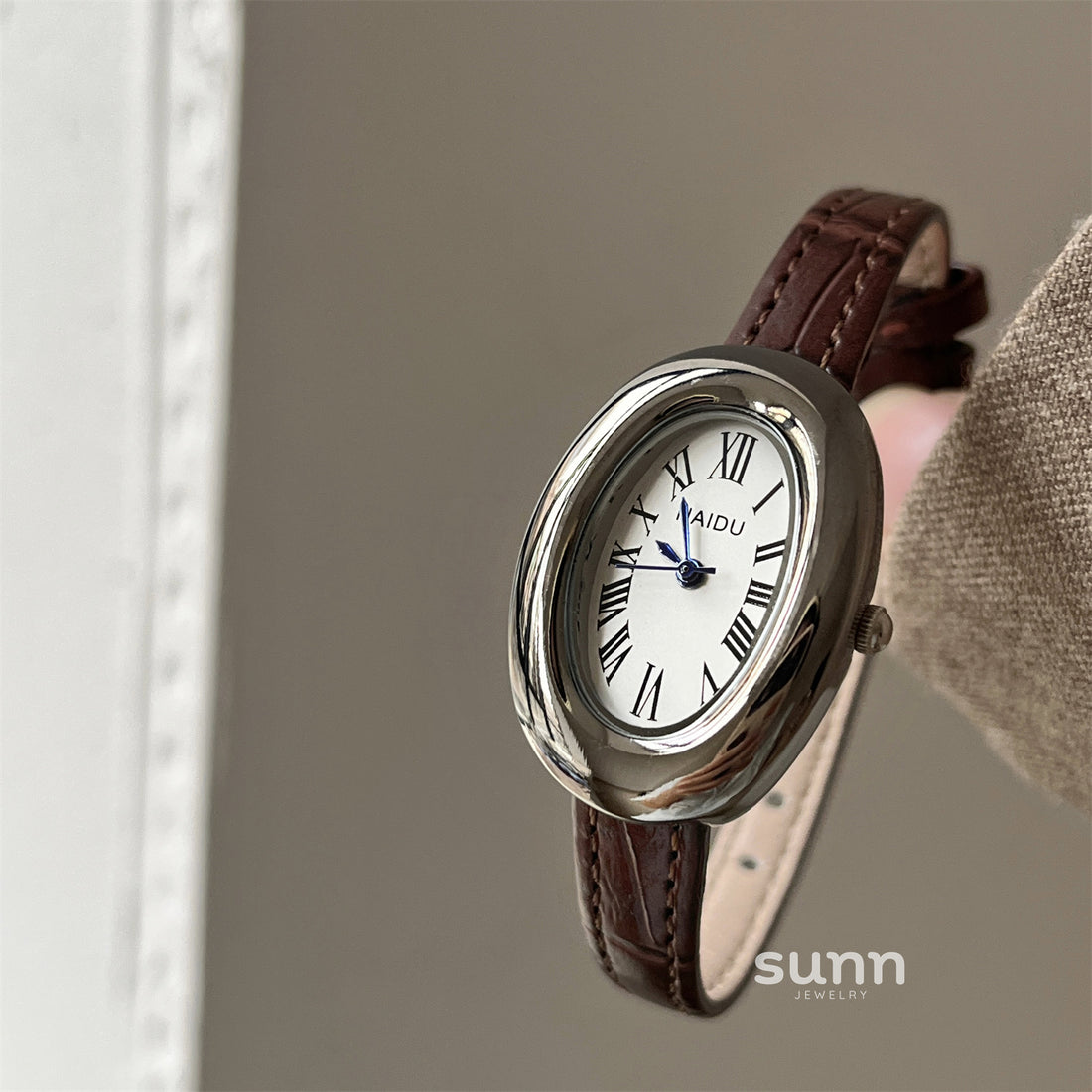 Mahnoor Vintage Oval Watch [5CAU7E5Z]