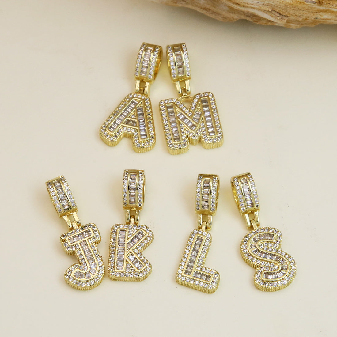 Maida Gold Letter Pendant Necklace [3W3D01J2]