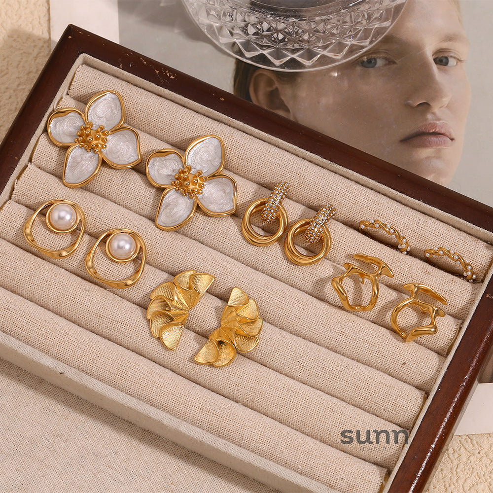 Maira Gold Petal Earrings [7OT9BDR3]
