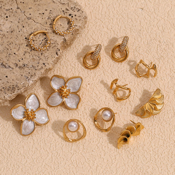 Maira Gold Petal Earrings [9628UDJB]