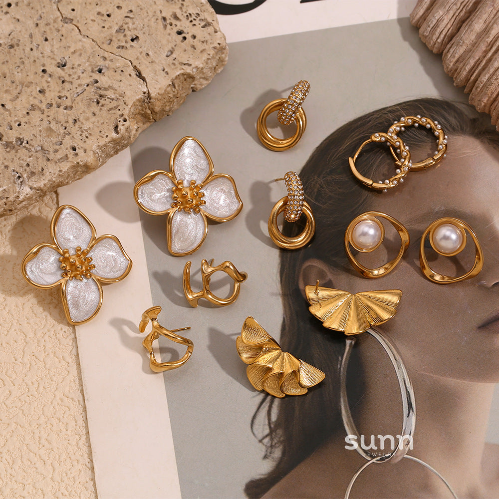Maira Gold Petal Earrings [9628UDJB]