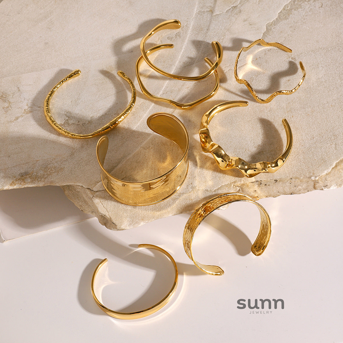 Maizey Asymmetric Gold Bangle [HBQ532CV]