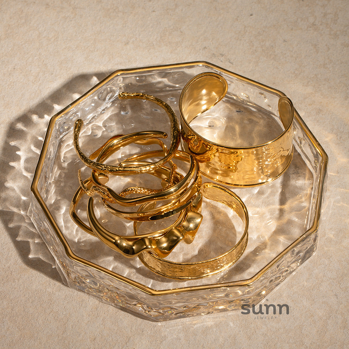 Maizey Asymmetric Gold Bangle [AZYKW50S]