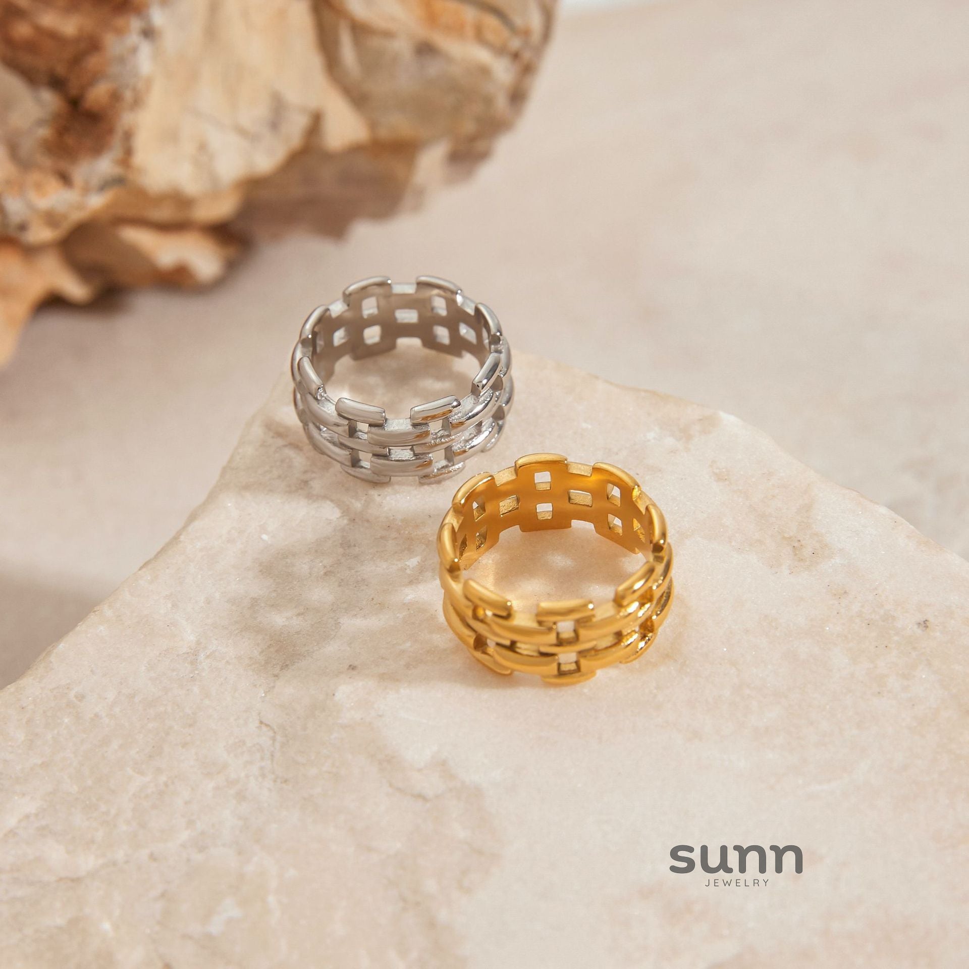 Maizy Sleek Stainless Band Ring [D7FH4DR2]