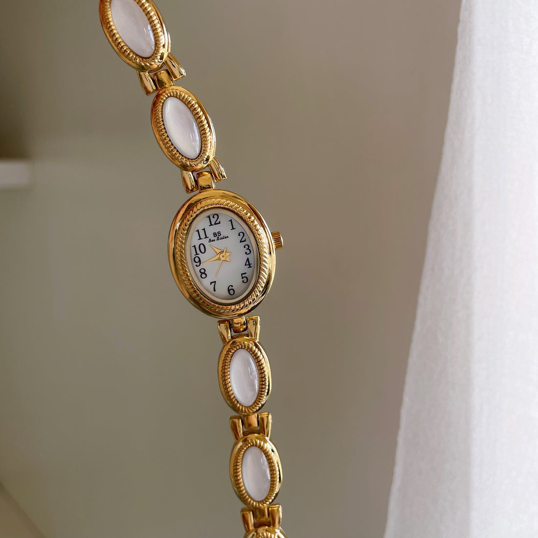 Makenzee Mother-of-Pearl Oval Wristwatch [LQEXUPOS]