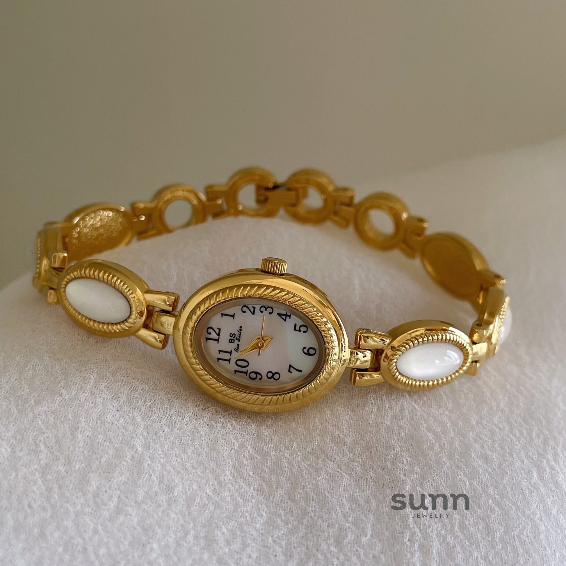 Makenzee Mother-of-Pearl Oval Wristwatch [82IWDA9O]