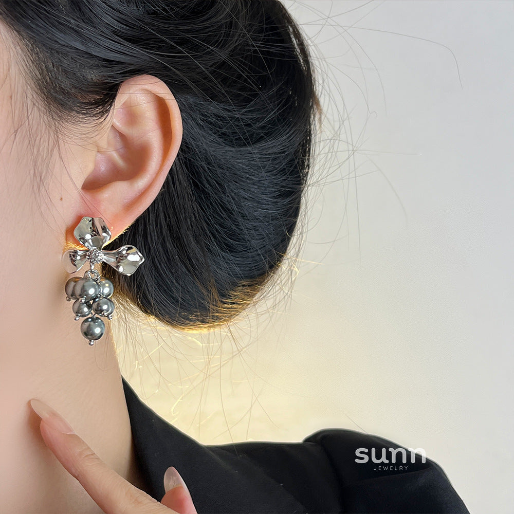 Makinley Pearl Cluster Stud Earrings [O8P6KNNP]
