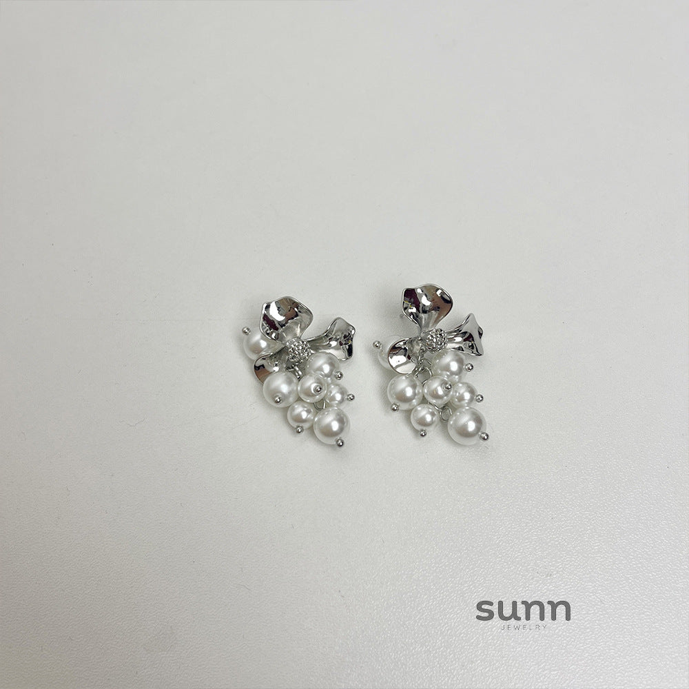 Makinley Pearl Cluster Stud Earrings [DFSJROM5]