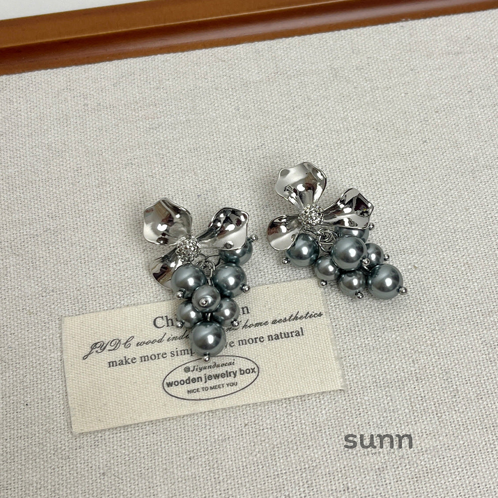 Makinley Pearl Cluster Stud Earrings [KGAXJP3V]
