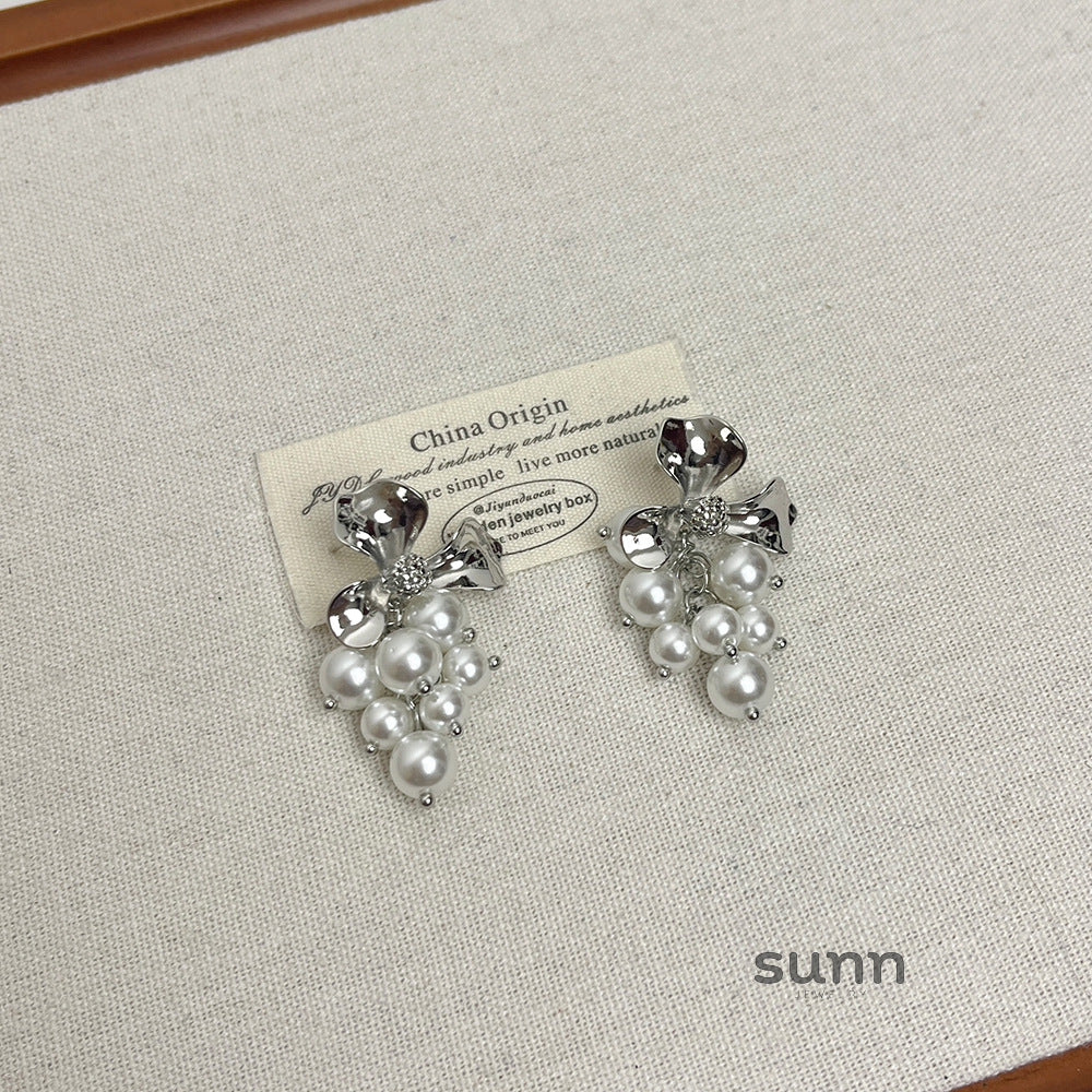 Makinley Pearl Cluster Stud Earrings [H2S94Y8B]