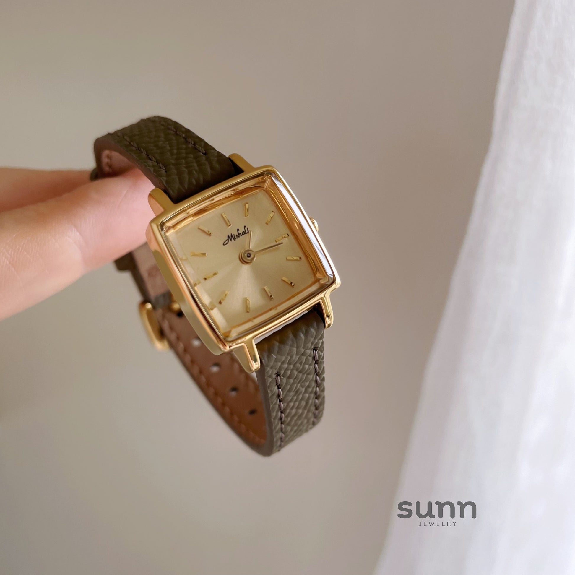 Malaysia Petite Square Watch [V7ZSE33B]