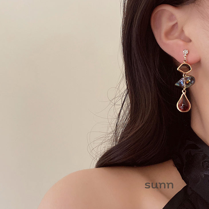 Mariella Abstract Gold Dangle Earrings [D38DIFVC]