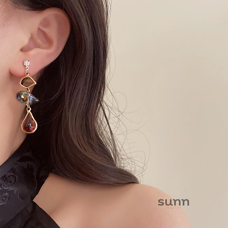 Mariella Abstract Gold Dangle Earrings [1LWM2D55]