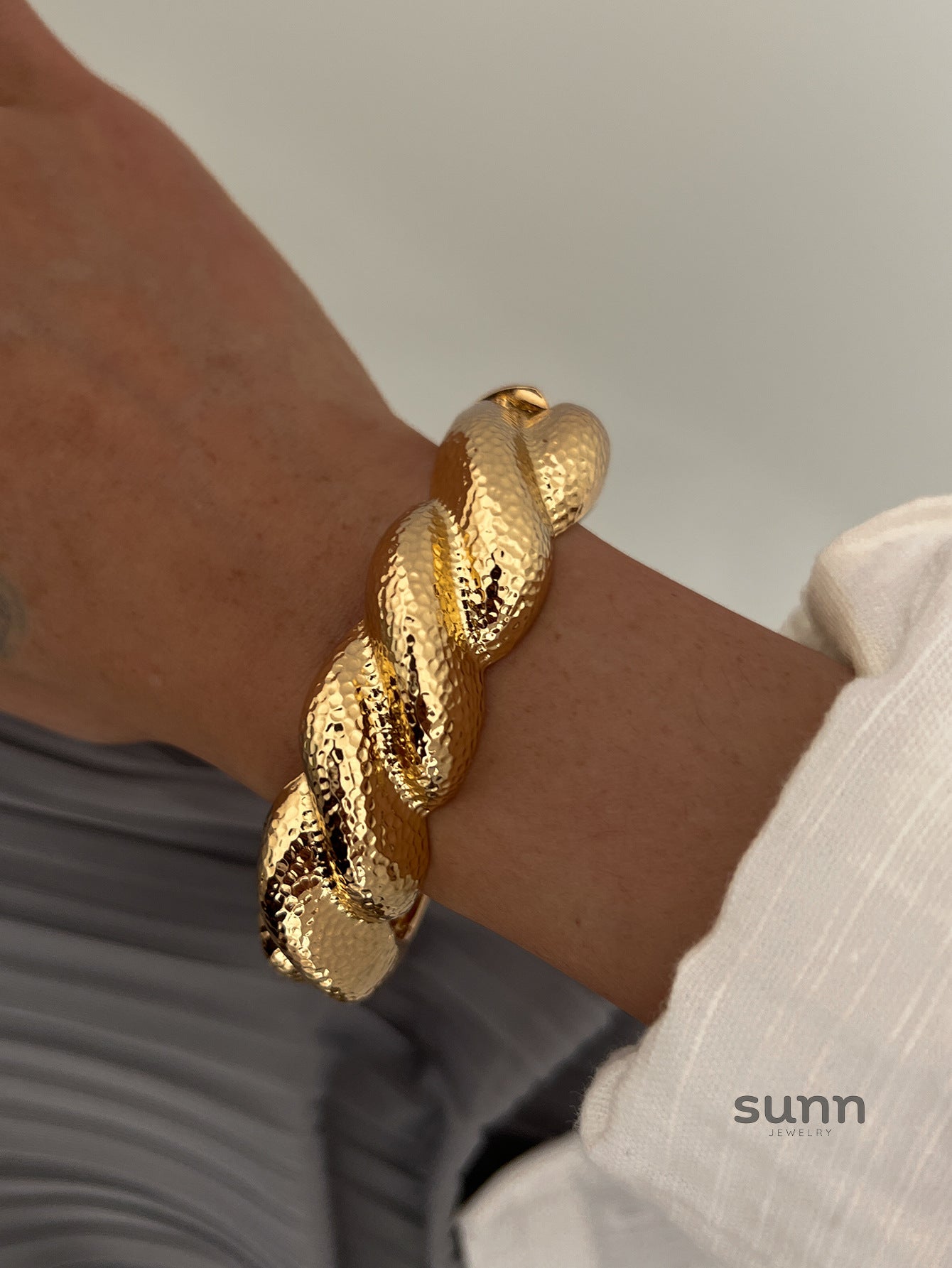 Marleigh Sculptural Cuff Bracelet [DEYBCIPK]