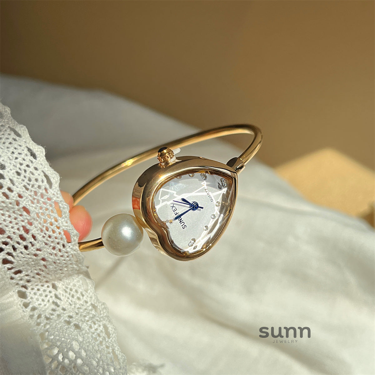 Marli Heart Pearl Bracelet Watch [FMS7AKN0]