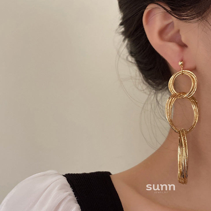 Maverick Gold Interlocking Earrings [V09F34M2]