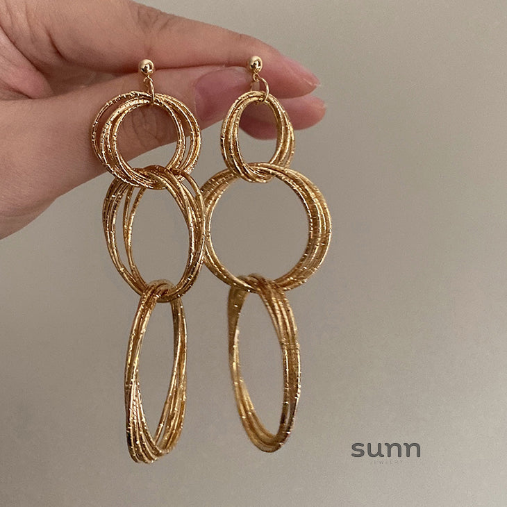 Maverick Gold Interlocking Earrings [3DRPZMUP]