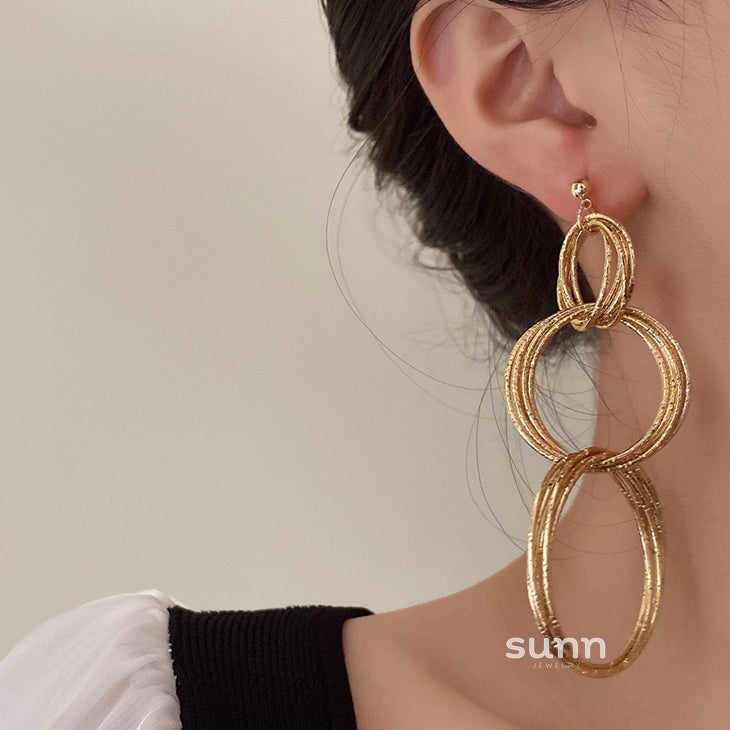 Maverick Gold Interlocking Earrings [PNJJ9ELC]