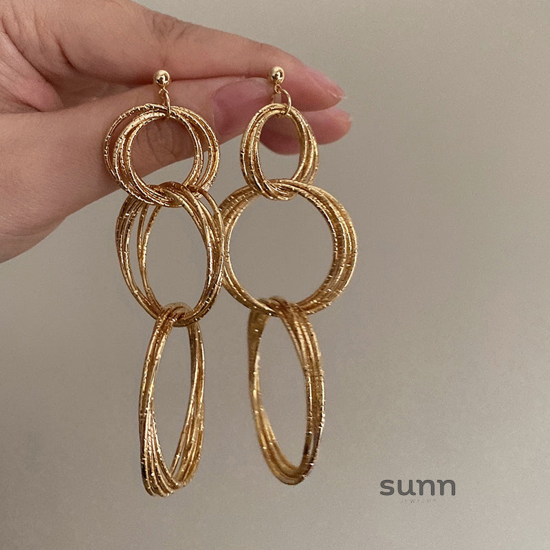 Maverick Gold Interlocking Earrings [WFFLO8TZ]