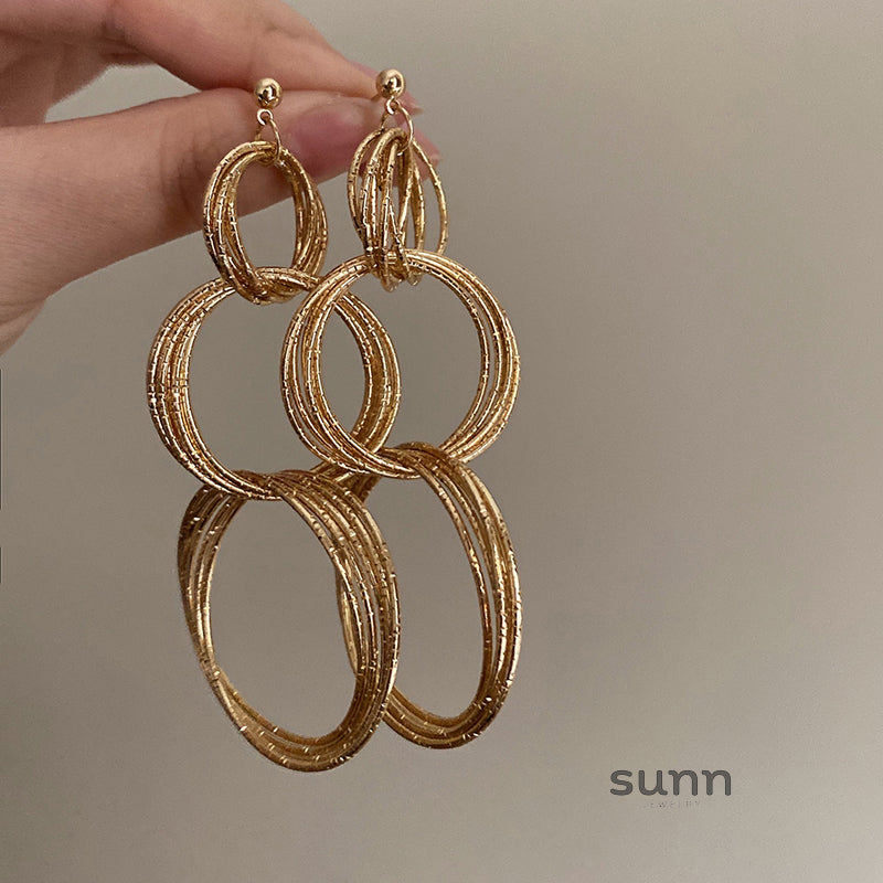 Maverick Gold Interlocking Earrings [IU9MZD56]
