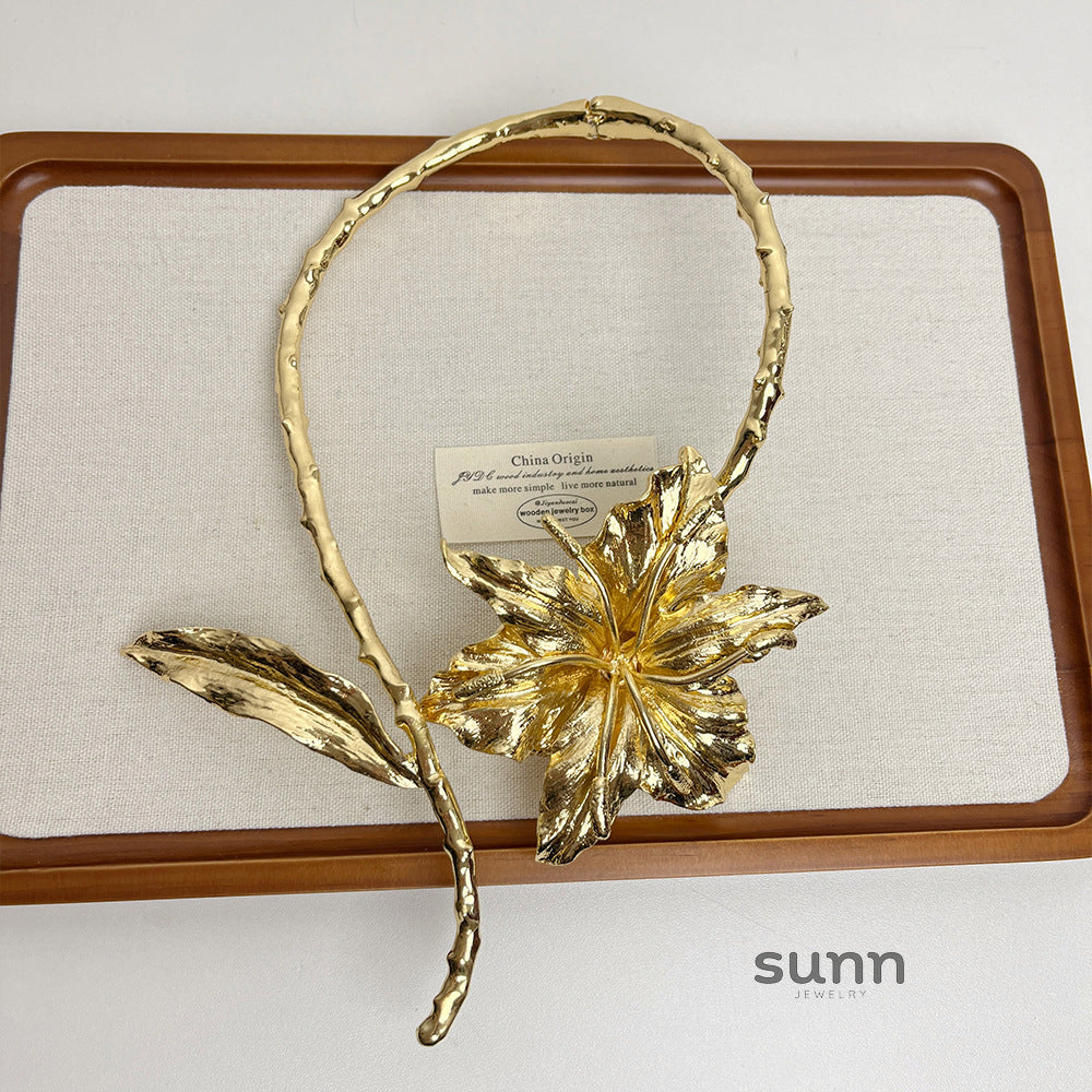 Maylani Lily Statement Necklace [G6AS4FS9]