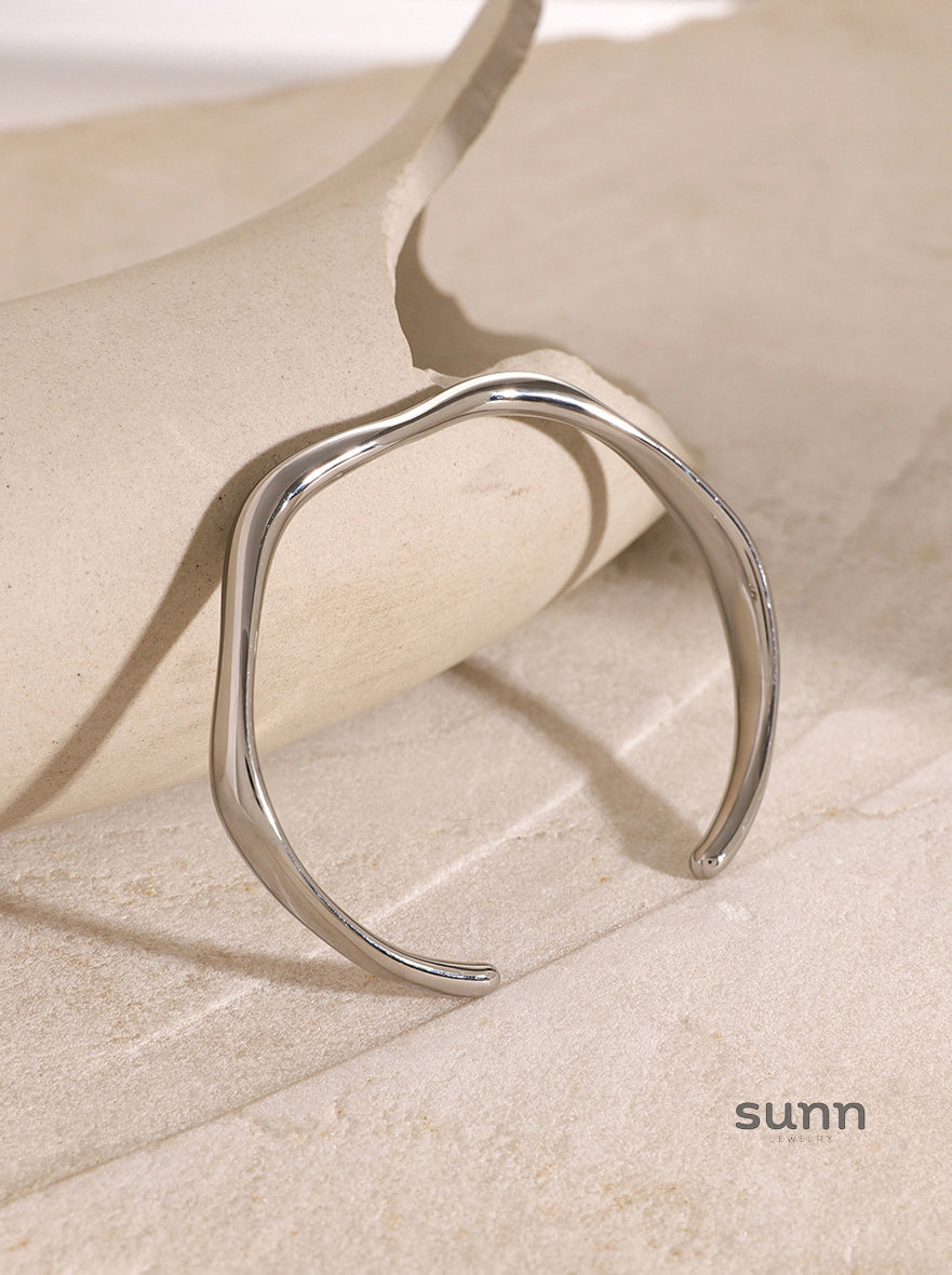 Mayzie Gold Ripple Cuff [JK3NAEVN]