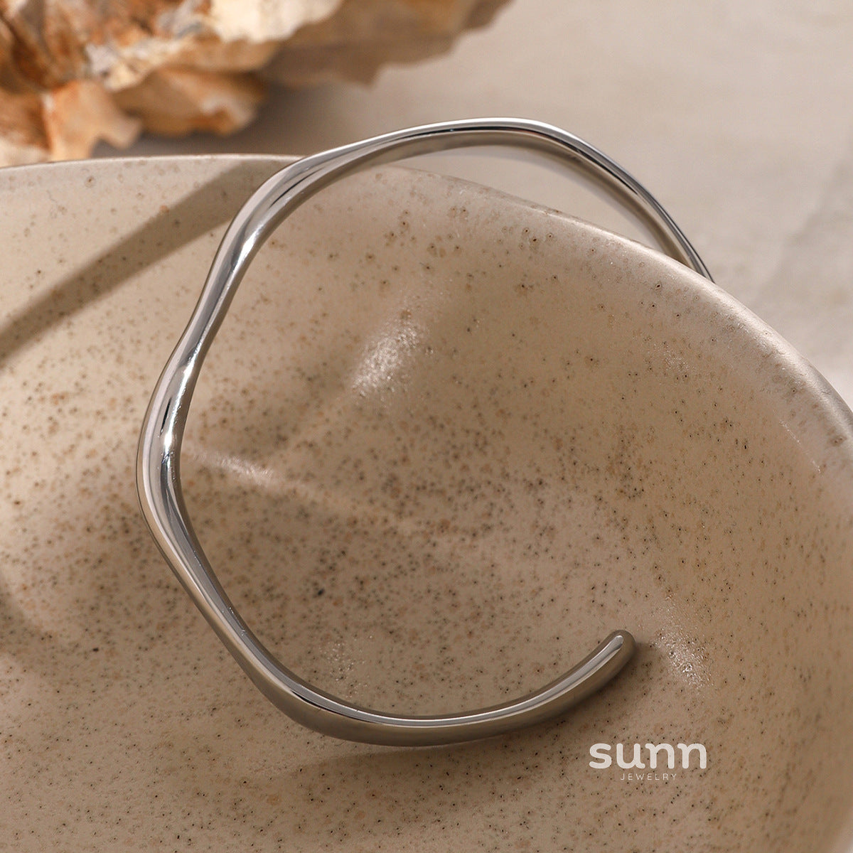 Mayzie Gold Ripple Cuff [M2G9NWDM]