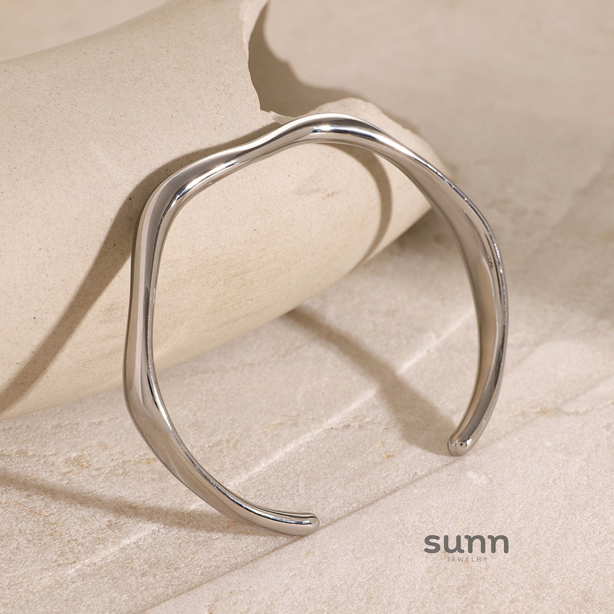 Mayzie Gold Ripple Cuff [MV3AWBC5]