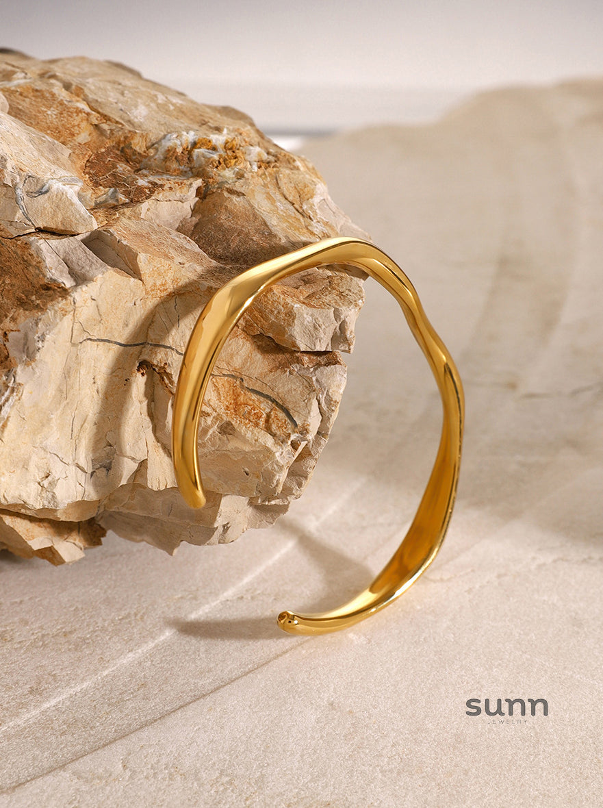 Mayzie Gold Ripple Cuff [H4GXV5ME]