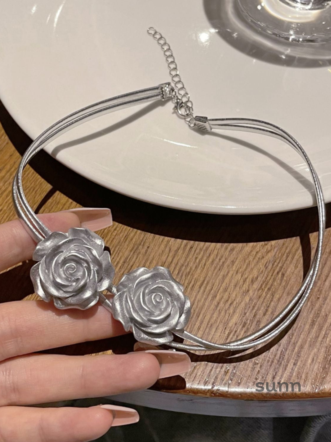 Mazikeen Silver Rose Choker [53EIOB1R]