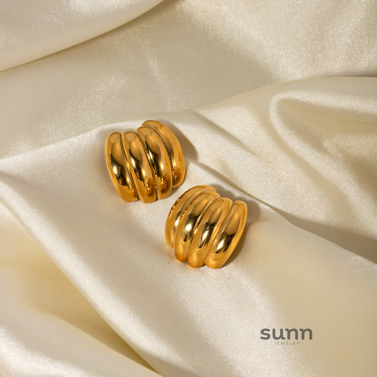 Meera Gold Sculptural Drop Earrings [VA2JJKBE]