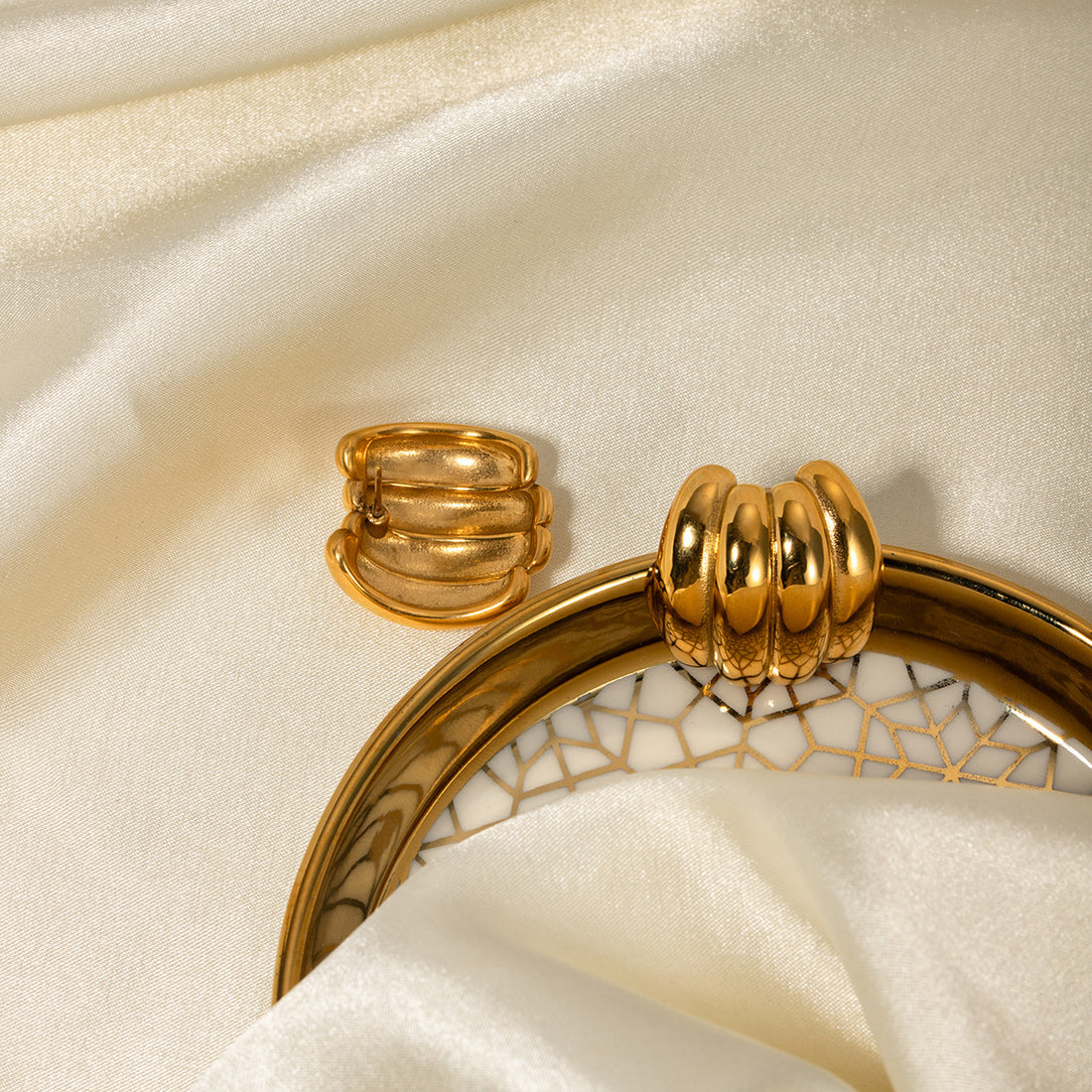 Meera Gold Sculptural Drop Earrings [FHPVP6Y2]