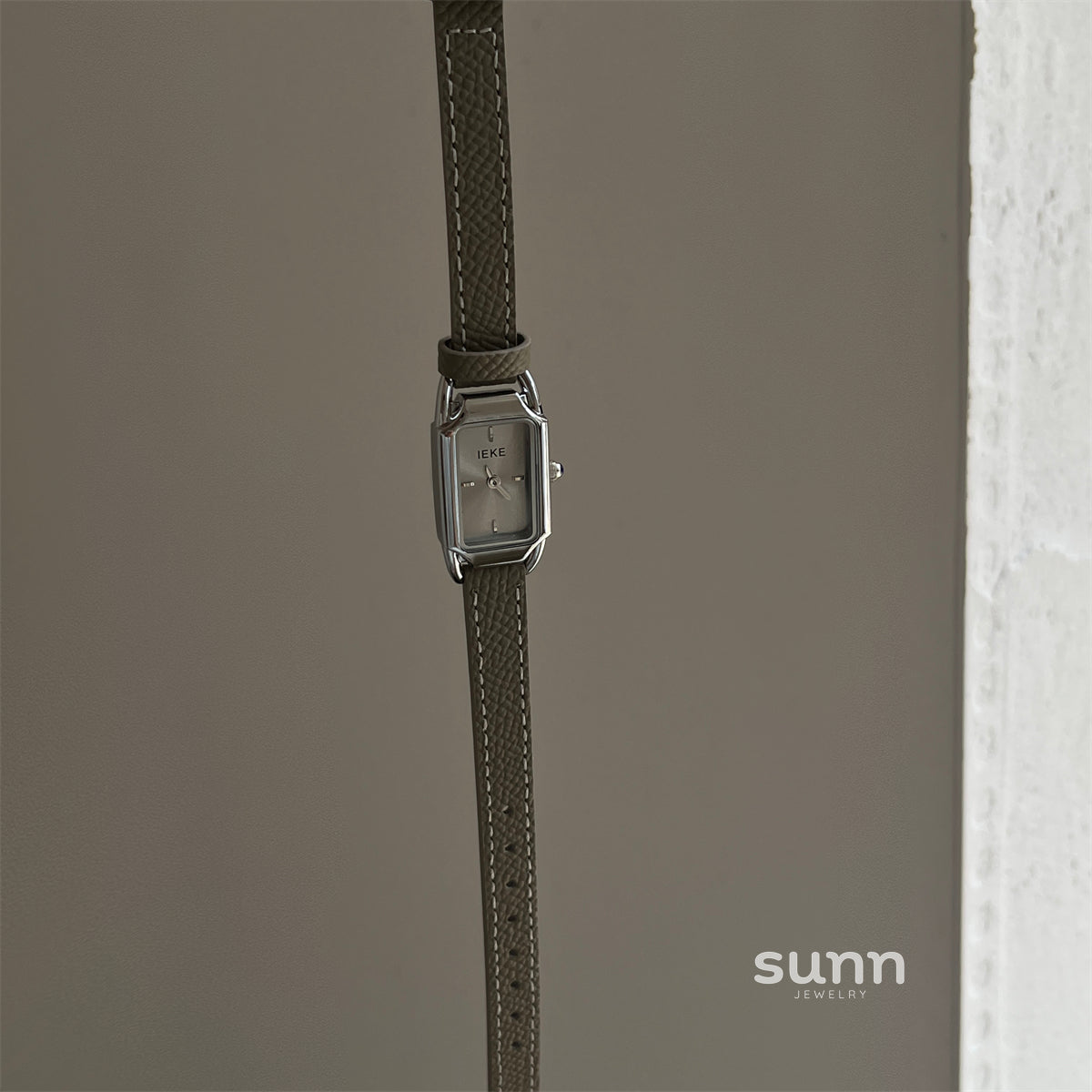 Meera Sleek Square Watch [2PJL9RQ3]