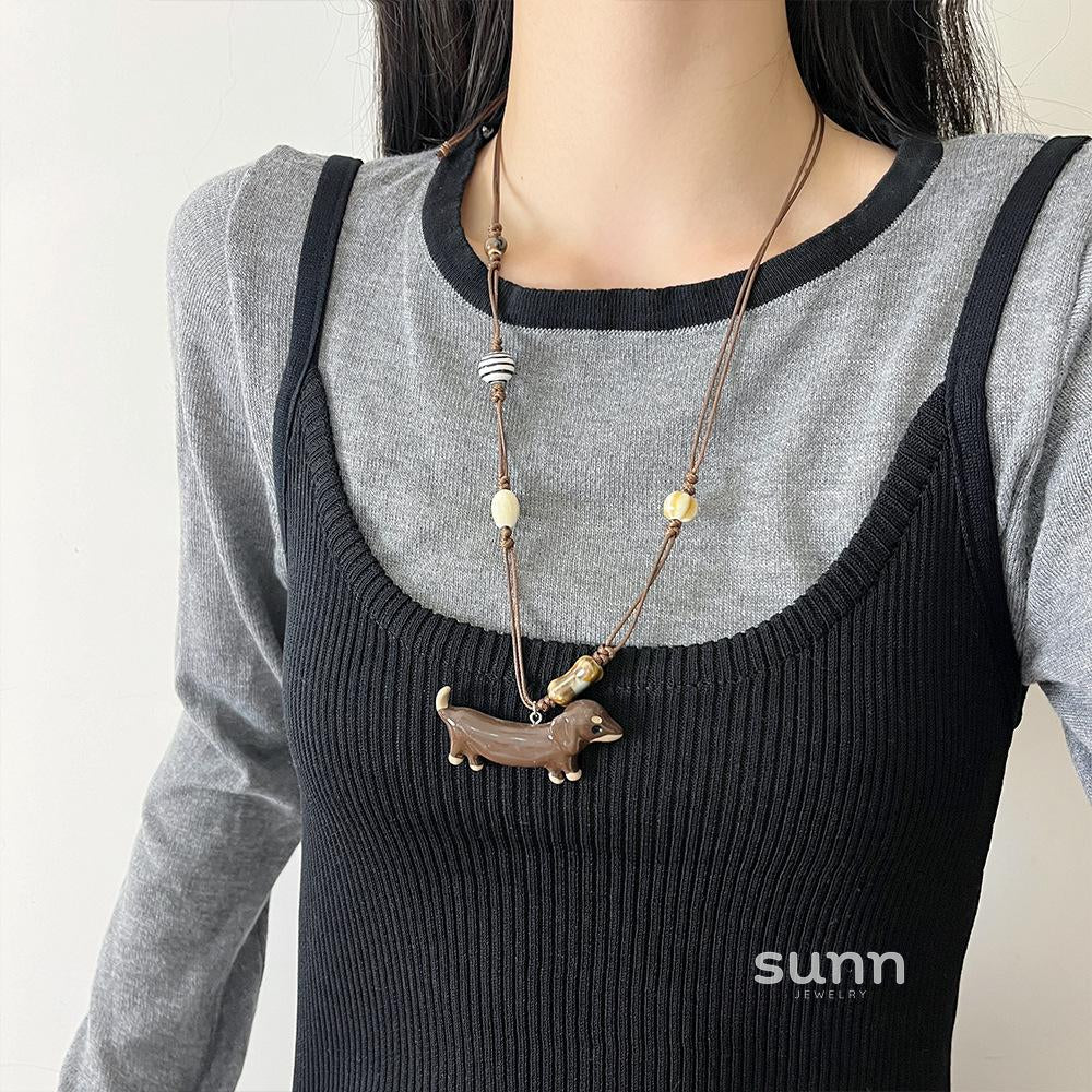 Meira Dachshund Sweater Necklace [DYW5596U]