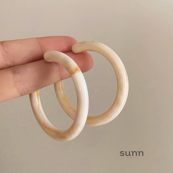 Melia Smudged C-Hoop Earrings [QD202WGE]