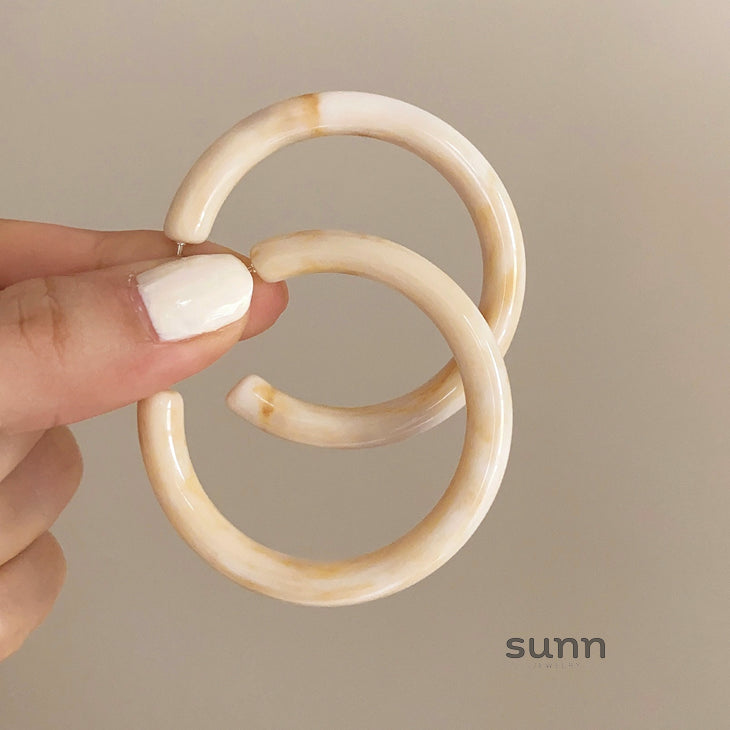 Melia Smudged C-Hoop Earrings [E90OL4O6]