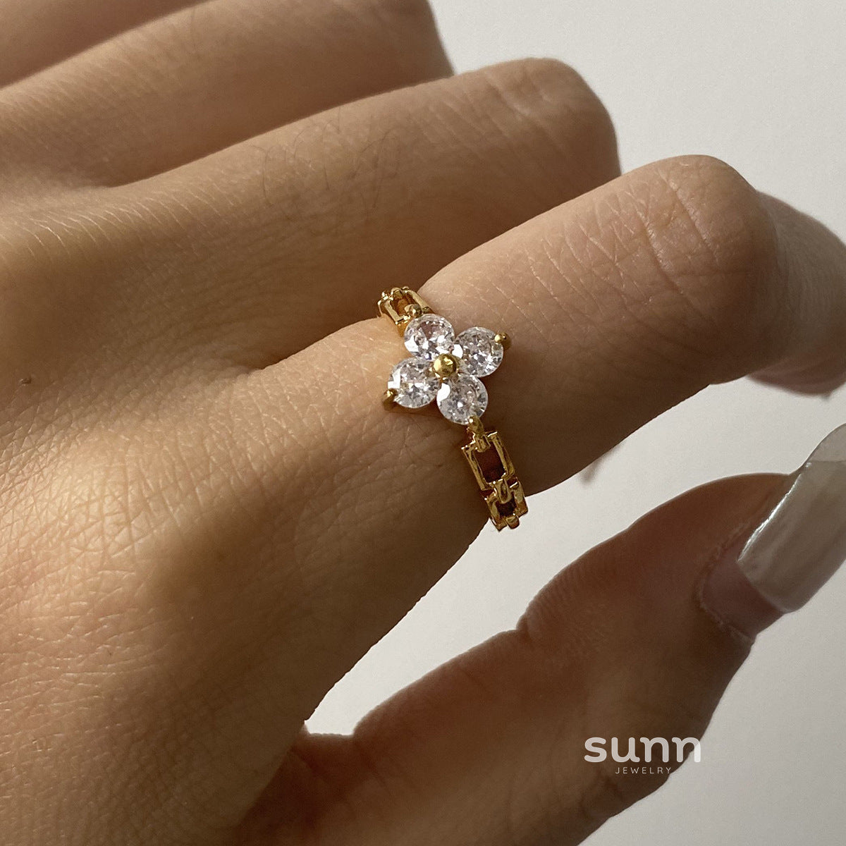 Merci Clover Zircon Ring [OIDW1J7S]