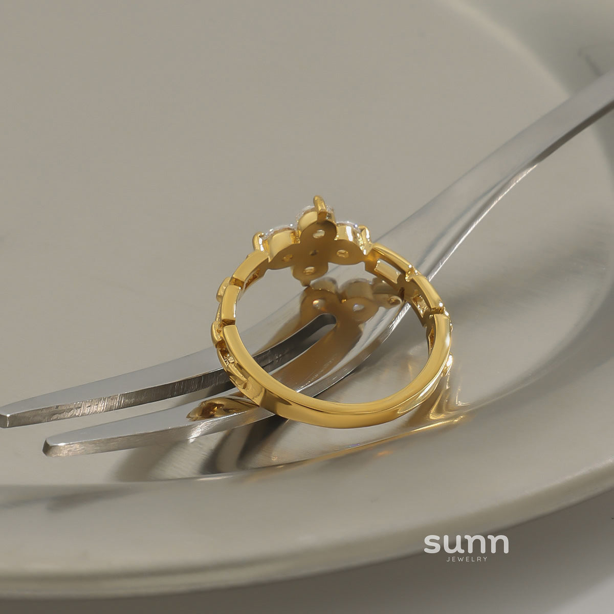 Merci Clover Zircon Ring [PQSWS7TE]