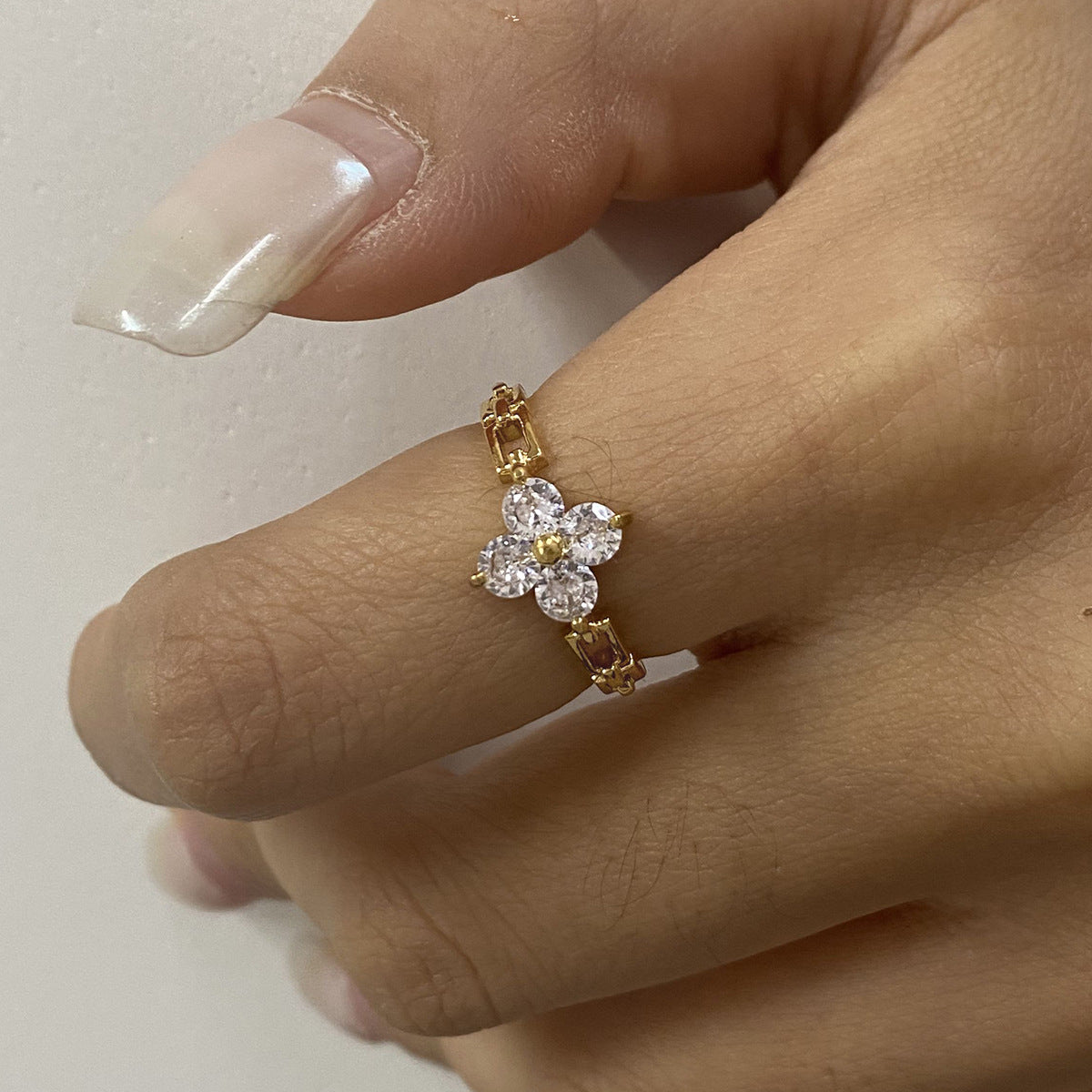 Merci Clover Zircon Ring [3NUMXWCZ]