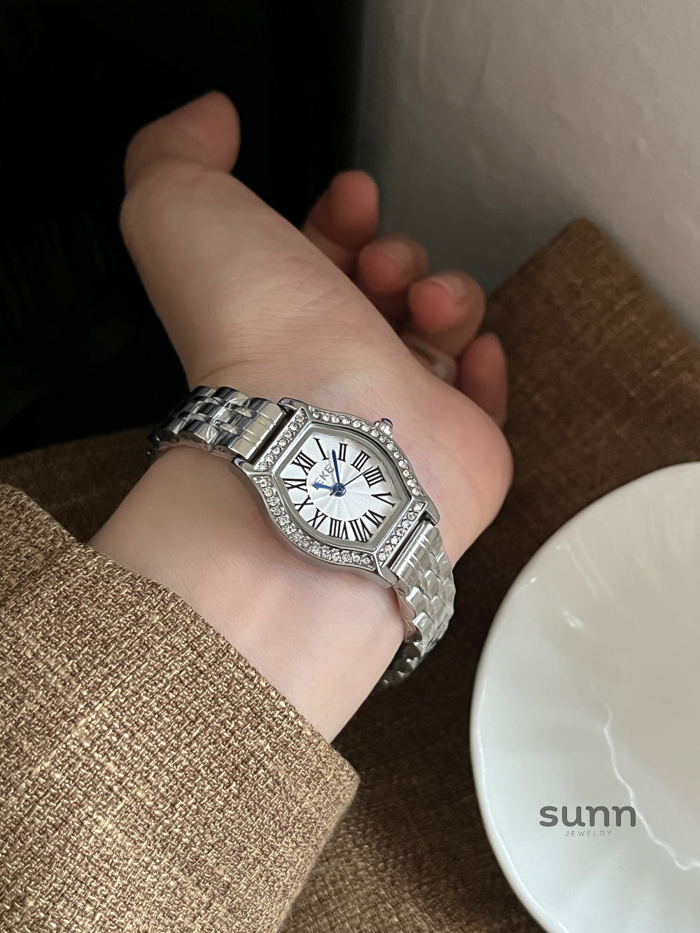 Milliana Barrel Diamond Watch [EOF4MTPV]