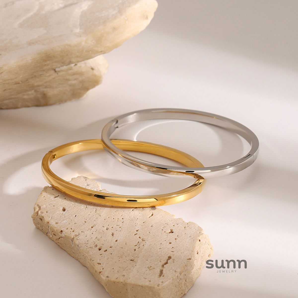 Minerva Glossy Buckle Bracelet [XMHA39J0]