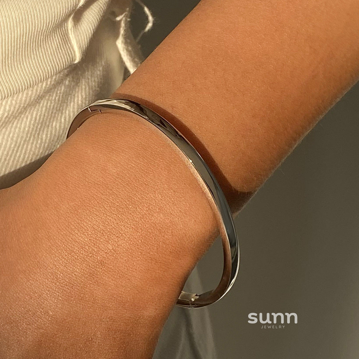 Minerva Glossy Buckle Bracelet [FUZPEOW4]
