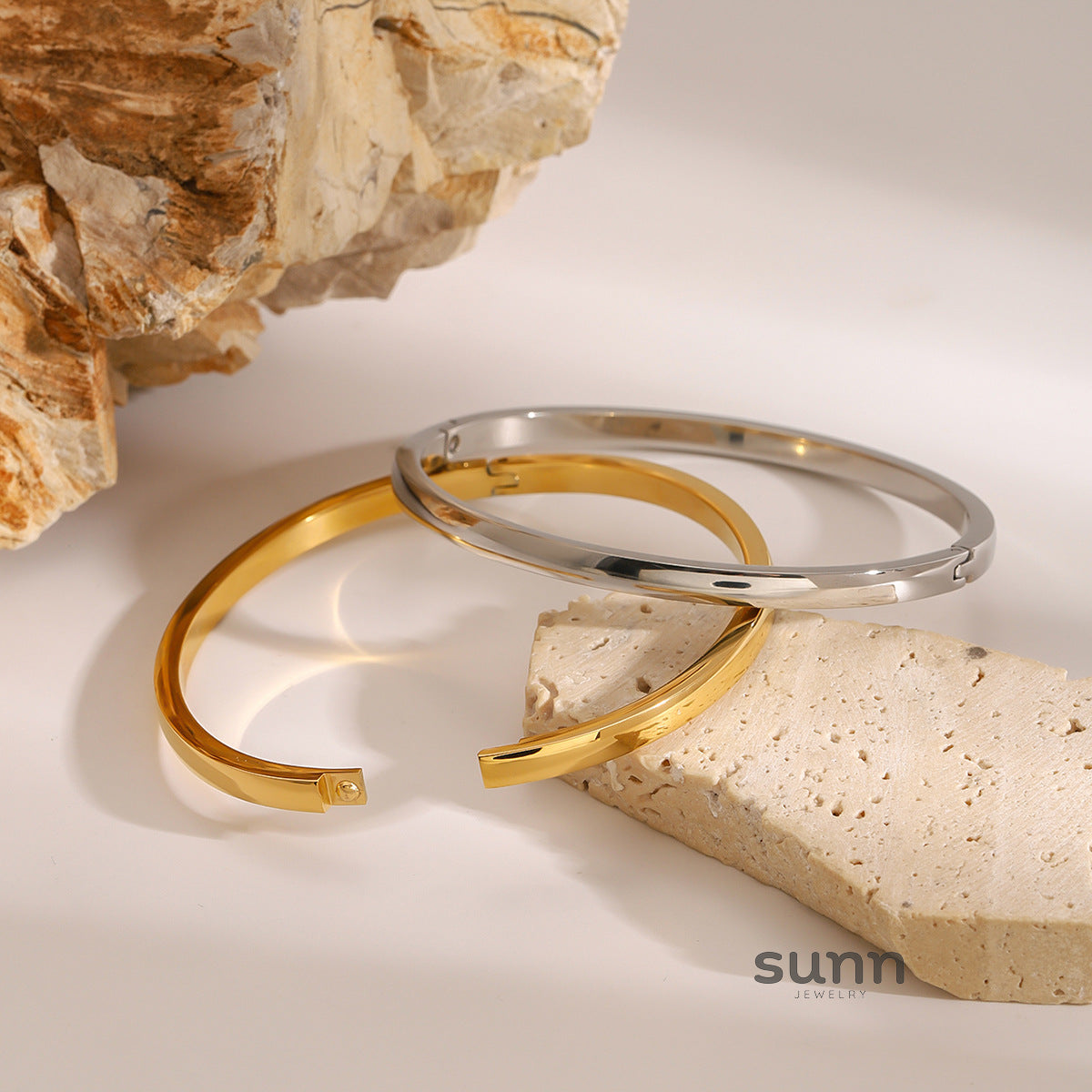 Minerva Glossy Buckle Bracelet [VN293FTO]
