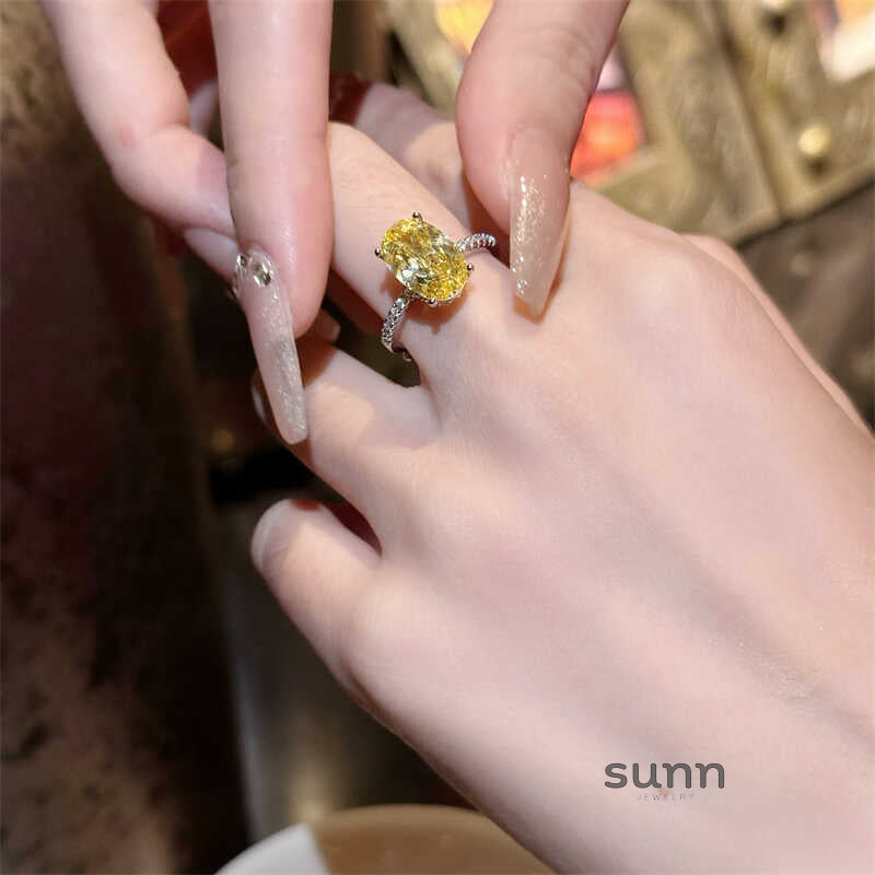 Minka Sparkling Oval Ring [F82H8EWU]