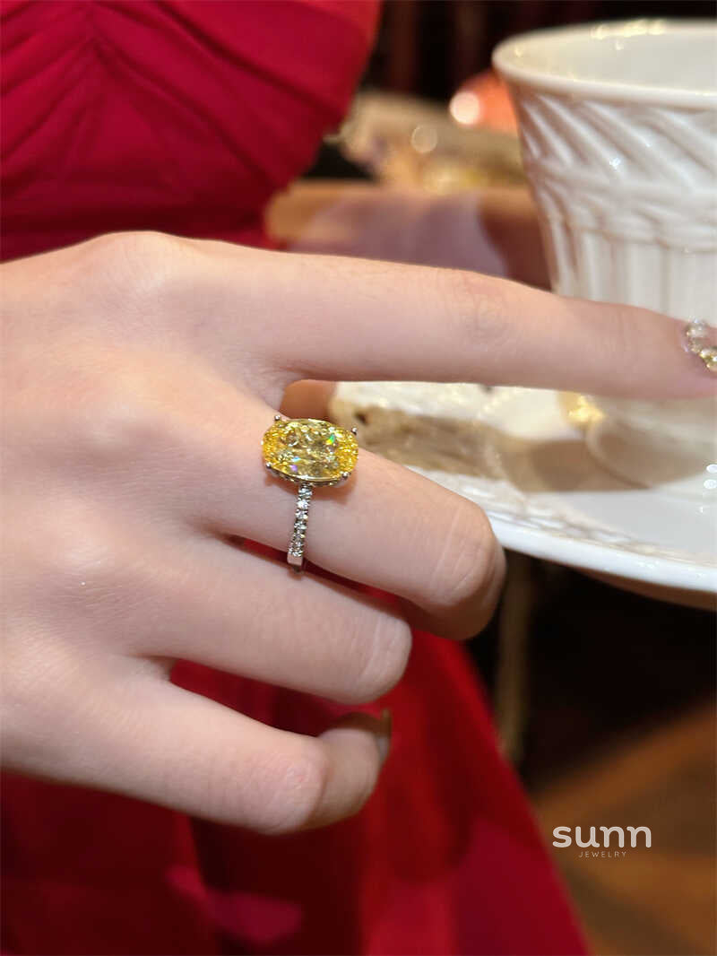 Minka Sparkling Oval Ring [BOHYH458]
