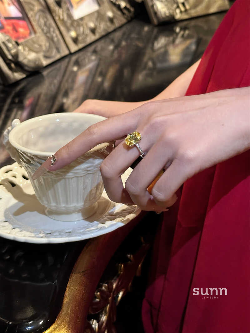 Minka Sparkling Oval Ring [TAMP39YH]