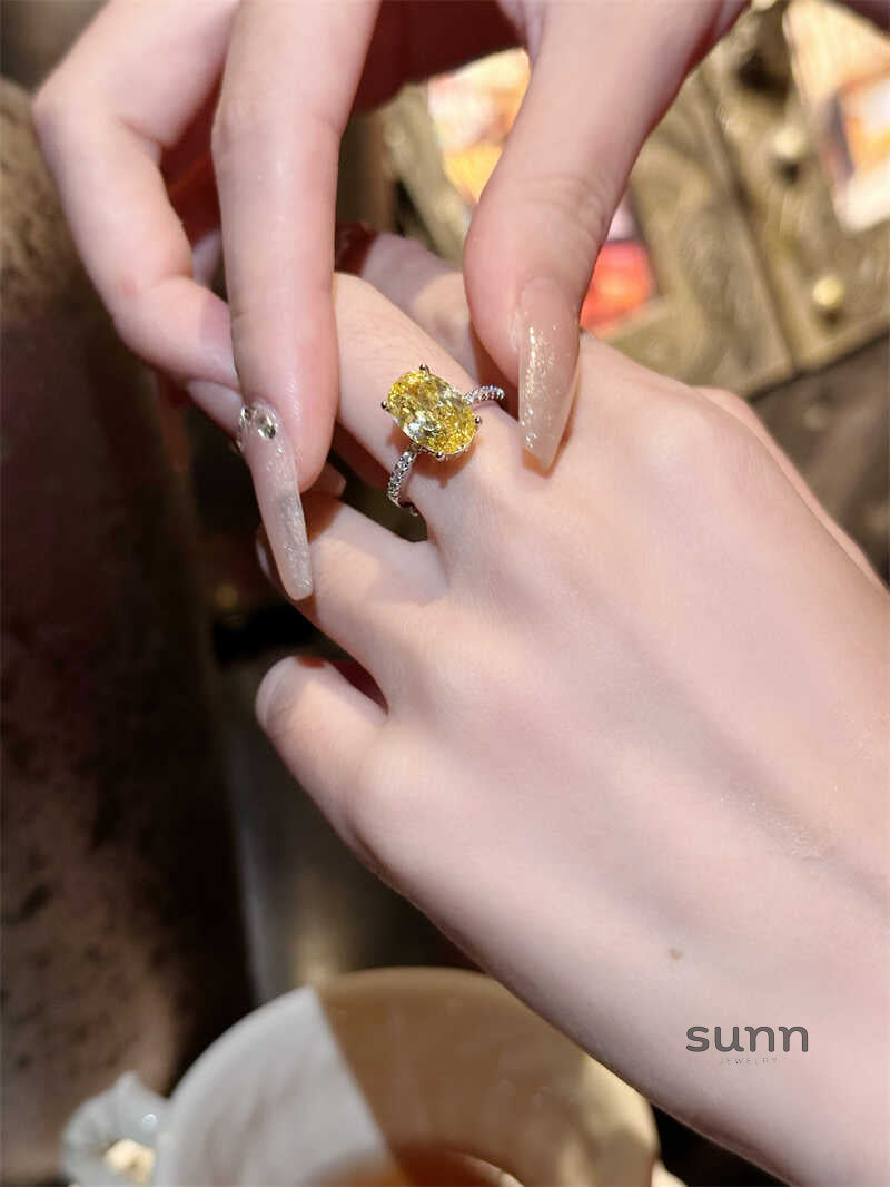 Minka Sparkling Oval Ring [SSDWUR13]