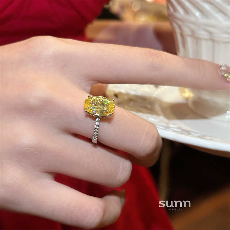 Minka Sparkling Oval Ring [JWDAUIO0]