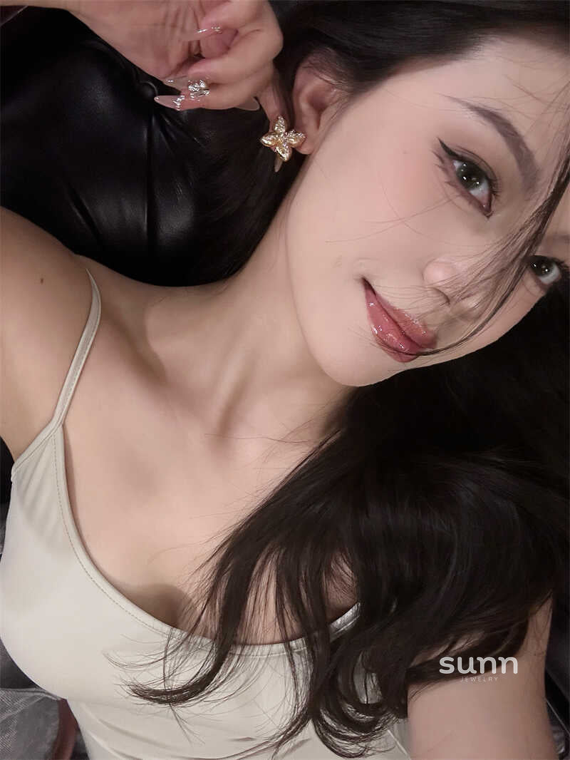 Miral Paved Bloom Earrings [QEJ07PS3]